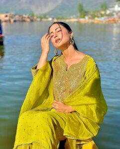 Hina Khan Instagram - This time was like a therapy, my shikara and dal lake..Eternally captivated by the rawness of this place #kashmir