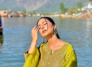 Hina Khan Instagram - This time was like a therapy, my shikara and dal lake..Eternally captivated by the rawness of this place #kashmir