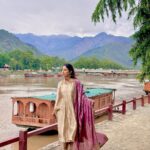 Hina Khan Instagram - Kashmir ki kali celebrating Eid in Jannat-e-Kashmir.. Eid Mubarak Everyone ❤️
