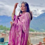 Hina Khan Instagram - Kashmir ki kali celebrating Eid in Jannat-e-Kashmir.. Eid Mubarak Everyone ❤️