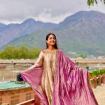 Hina Khan Instagram - Kashmir ki kali celebrating Eid in Jannat-e-Kashmir.. Eid Mubarak Everyone ❤️