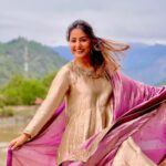 Hina Khan Instagram - Kashmir ki kali celebrating Eid in Jannat-e-Kashmir.. Eid Mubarak Everyone ❤️