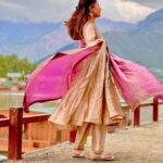 Hina Khan Instagram - Kashmir ki kali celebrating Eid in Jannat-e-Kashmir.. Eid Mubarak Everyone ❤️