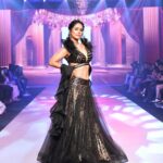 Hina Khan Instagram - #AboutLastNight walked the ramp for @archanakochharofficial at @timesfashionweek in Pune. Glam squad @mukeshpatilmakeup @sankpalsavita #PuneTimesFashionWeek