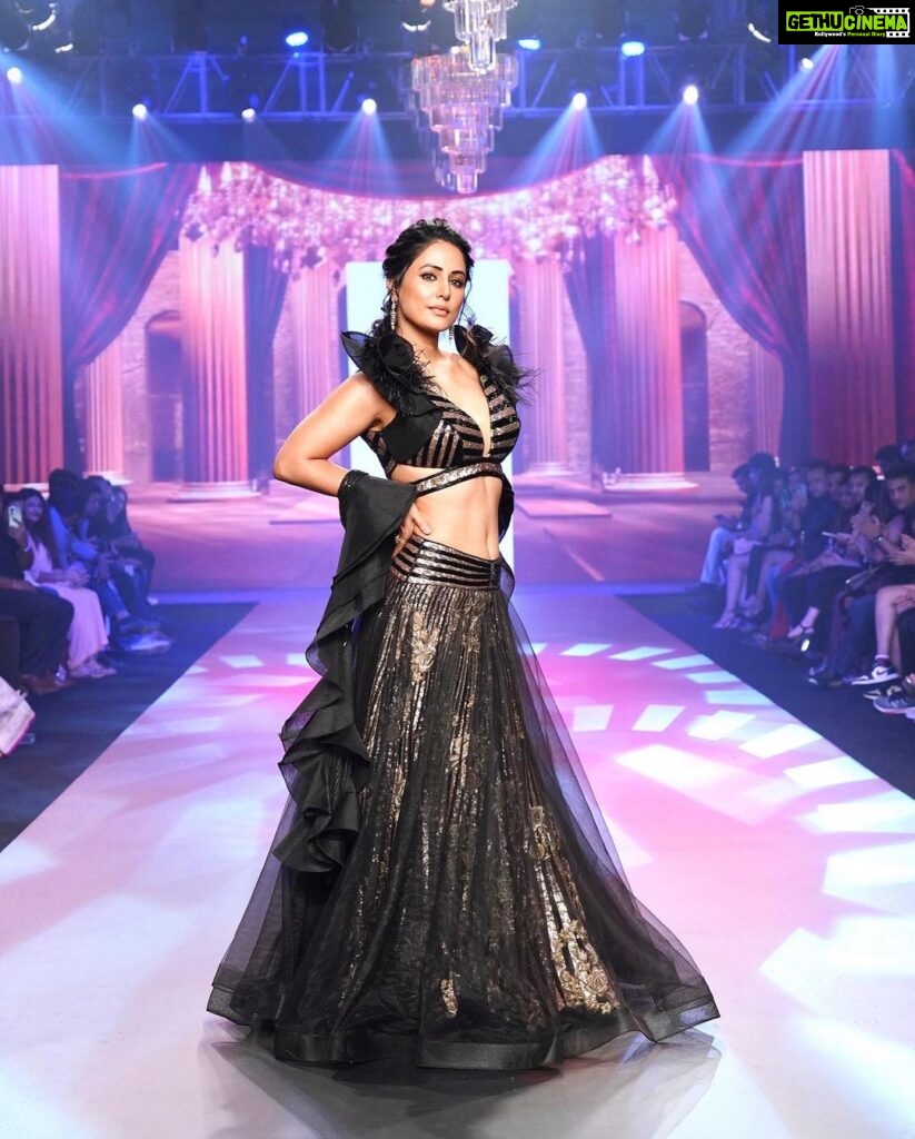Hina Khan Instagram - #AboutLastNight walked the ramp for @archanakochharofficial at @timesfashionweek in Pune. Glam squad @mukeshpatilmakeup @sankpalsavita #PuneTimesFashionWeek