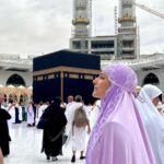 Hina Khan Instagram - I just can’t can’t can’t believe this is happening.. ok lemme tell u guys.. when I left home I decided to perform three umrah’s in one n a half day, which was practically and physically not possible.. I misjudged, Miscalculated, also I didn’t realise I should do madina first and thn Mecca to perform umrah in the holy month of Ramadan.. I did eaxctly reverse ( no complaints though) I really enjoyed my time and rozas in madina sharif.. but some where deep down I was not content, and a bit sad ki mera ek Umrah reh Gaya.. also I really wanted to perform umrah in Ramazan especially when u are so close to Mecca sharif…but I decided it’s gods will and I will achieve it next time.. shall come in the month of Ramadan next year for umrah again.. Also my flight back home was from madina and I can’t make my mom travel back and forth since she’s wheel chair bound.. but I had no inclination that god had other plans.. yet again this gods sent Farishta ( bless bless bless u, you know who u are) convinced me and we decided to go back to Mecca just for a few hours to perform umrah in Ramadan.. AB ISKO KHUDA KA BULAAWA NAA KAHUN TO KYA KAHUN.. God is great and all knowing .. pious intent and a humble will to seek can never be dismissed at house of god. And to all those people who have been judging me left right and centre under my religious posts…All I can say is, I am no saint but I truly believe in Neeyat, kindness and good karma, good deeds.. Baaki aap sab ko apne karma ka khud jawaab dena hai oopar 😇 Spread love ❤️ Teesra Umrah Mukammal 🧿 Mashallah, Jazaakallah khair Labbaik allahuma Labbaik..🤲 @alkhalidtours #UmrahWithAKT