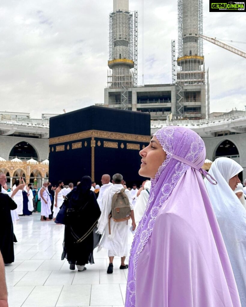 Hina Khan Instagram - I just can’t can’t can’t believe this is happening.. ok lemme tell u guys.. when I left home I decided to perform three umrah’s in one n a half day, which was practically and physically not possible.. I misjudged, Miscalculated, also I didn’t realise I should do madina first and thn Mecca to perform umrah in the holy month of Ramadan.. I did eaxctly reverse ( no complaints though) I really enjoyed my time and rozas in madina sharif.. but some where deep down I was not content, and a bit sad ki mera ek Umrah reh Gaya.. also I really wanted to perform umrah in Ramazan especially when u are so close to Mecca sharif…but I decided it’s gods will and I will achieve it next time.. shall come in the month of Ramadan next year for umrah again.. Also my flight back home was from madina and I can’t make my mom travel back and forth since she’s wheel chair bound.. but I had no inclination that god had other plans.. yet again this gods sent Farishta ( bless bless bless u, you know who u are) convinced me and we decided to go back to Mecca just for a few hours to perform umrah in Ramadan.. AB ISKO KHUDA KA BULAAWA NAA KAHUN TO KYA KAHUN.. God is great and all knowing .. pious intent and a humble will to seek can never be dismissed at house of god. And to all those people who have been judging me left right and centre under my religious posts…All I can say is, I am no saint but I truly believe in Neeyat, kindness and good karma, good deeds.. Baaki aap sab ko apne karma ka khud jawaab dena hai oopar 😇 Spread love ❤️ Teesra Umrah Mukammal 🧿 Mashallah, Jazaakallah khair Labbaik allahuma Labbaik..🤲 @alkhalidtours #UmrahWithAKT