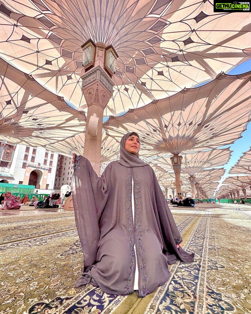 Hina Khan Instagram - Ibaadat ka rukh makka hai, Mohabbat ka rukh madina hai.. @alkhalidtours Masjid Nabwi - Al Madinah Al Munawarah