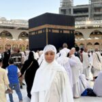 Hina Khan Instagram - Doosra umrah mukammal.. Mashallah Jazaakallah.. May Allah accept our umrah and dua.. Thank you Allah for making it easy for us all.. Thank you @alkhalidtours To help us take this sacred journey to umrah.. 🧿🧿🧿