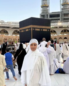 Hina Khan Instagram - Doosra umrah mukammal..
Mashallah Jazaakallah.. 
May Allah accept our umrah and dua.. Thank you Allah for making it easy for us all.. 
Thank you @alkhalidtours 
To help us take this sacred journey to umrah.. 🧿🧿🧿