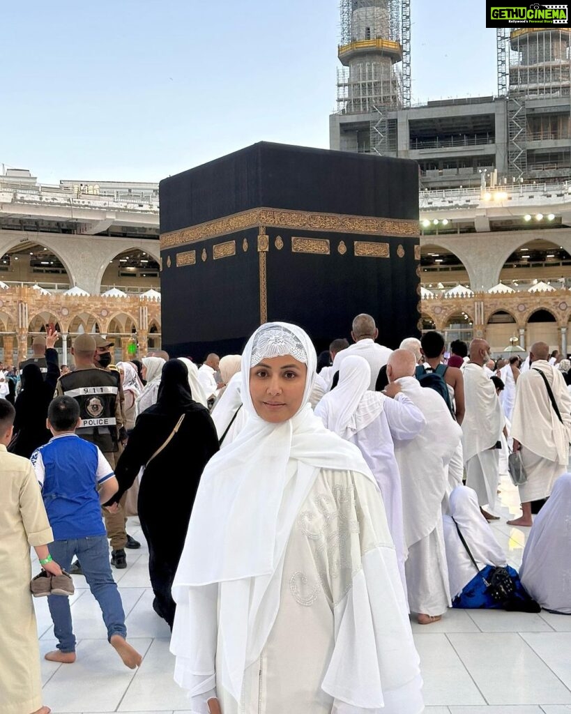 Hina Khan Instagram - Doosra umrah mukammal.. Mashallah Jazaakallah.. May Allah accept our umrah and dua.. Thank you Allah for making it easy for us all.. Thank you @alkhalidtours To help us take this sacred journey to umrah.. 🧿🧿🧿