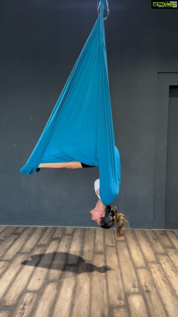 Hina Khan Instagram - The next level of my Vampire Pose in Ariel Yoga This was not at all easy.. Hope u like it.. #reelsinstagram #reelitfeelit #reelkarofeelkaro #trendingreels #ReelsWithHK