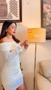 Hina Khan Instagram - Bill kam kyon aaya bhai 🤔🤣 #reelsinstagram #reelitfeelit #reelkarofeelkaro #trendingreels #ReelsWithHK