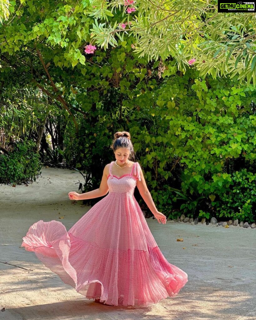 Hina Khan Instagram - This dress is taking me from my morning coffee to the beach 🏖️