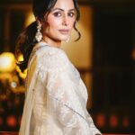 Hina Khan Instagram - 🤍 Outfit : @jade_bymk Jewellery: @renuoberoiluxuryjewellery @shoppaksha Stylist: @kansalsunakshi Style team: @siddhi_p17 MUAH @manishsharma96 @irshad__hair 📸 @mgs.wedding.cinematography
