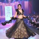 Hina Khan Instagram - #AboutLastNight walked the ramp for @archanakochharofficial at @timesfashionweek in Pune. Glam squad @mukeshpatilmakeup @sankpalsavita #PuneTimesFashionWeek