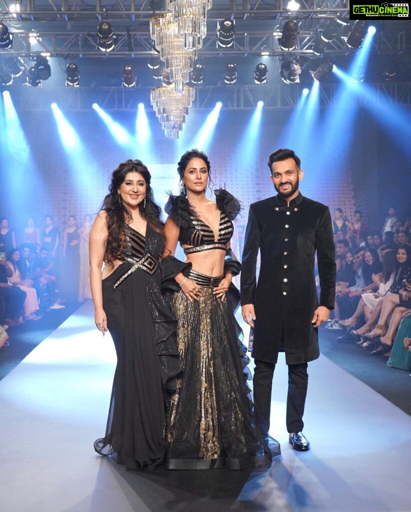 Hina Khan Instagram - #AboutLastNight walked the ramp for @archanakochharofficial at @timesfashionweek in Pune. Glam squad @mukeshpatilmakeup @sankpalsavita #PuneTimesFashionWeek