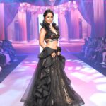 Hina Khan Instagram - #AboutLastNight walked the ramp for @archanakochharofficial at @timesfashionweek in Pune. Glam squad @mukeshpatilmakeup @sankpalsavita #PuneTimesFashionWeek