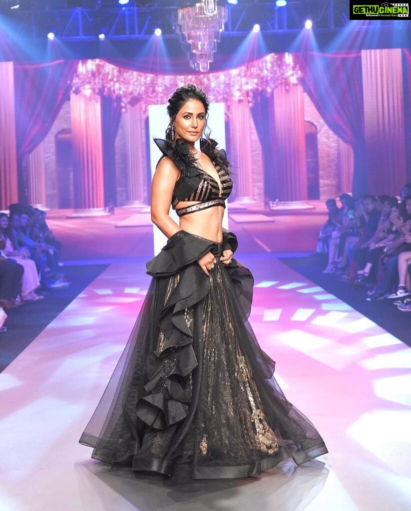Hina Khan Instagram - #AboutLastNight walked the ramp for @archanakochharofficial at @timesfashionweek in Pune. Glam squad @mukeshpatilmakeup @sankpalsavita #PuneTimesFashionWeek