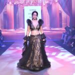 Hina Khan Instagram - #AboutLastNight walked the ramp for @archanakochharofficial at @timesfashionweek in Pune. Glam squad @mukeshpatilmakeup @sankpalsavita #PuneTimesFashionWeek