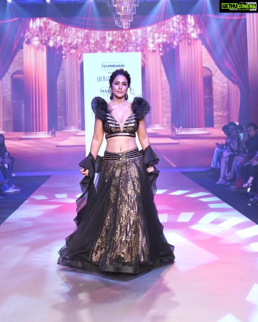 Hina Khan Instagram - #AboutLastNight walked the ramp for @archanakochharofficial at @timesfashionweek in Pune. Glam squad @mukeshpatilmakeup @sankpalsavita #PuneTimesFashionWeek