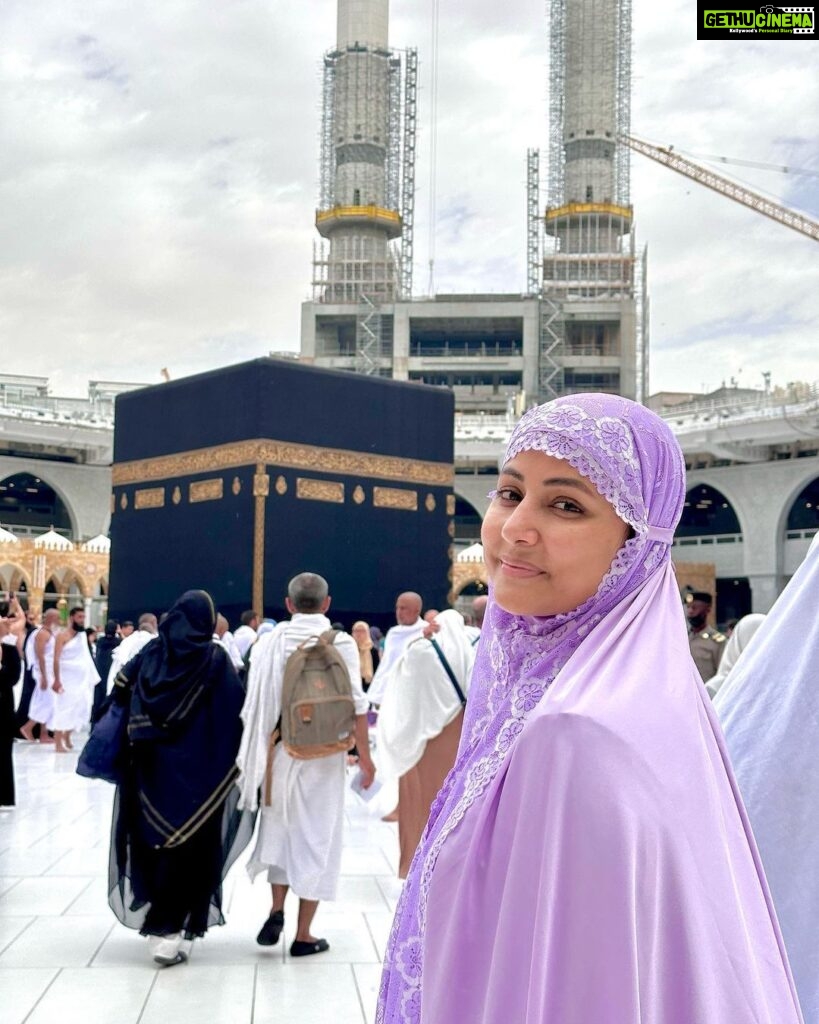 Hina Khan Instagram - I just can’t can’t can’t believe this is happening.. ok lemme tell u guys.. when I left home I decided to perform three umrah’s in one n a half day, which was practically and physically not possible.. I misjudged, Miscalculated, also I didn’t realise I should do madina first and thn Mecca to perform umrah in the holy month of Ramadan.. I did eaxctly reverse ( no complaints though) I really enjoyed my time and rozas in madina sharif.. but some where deep down I was not content, and a bit sad ki mera ek Umrah reh Gaya.. also I really wanted to perform umrah in Ramazan especially when u are so close to Mecca sharif…but I decided it’s gods will and I will achieve it next time.. shall come in the month of Ramadan next year for umrah again.. Also my flight back home was from madina and I can’t make my mom travel back and forth since she’s wheel chair bound.. but I had no inclination that god had other plans.. yet again this gods sent Farishta ( bless bless bless u, you know who u are) convinced me and we decided to go back to Mecca just for a few hours to perform umrah in Ramadan.. AB ISKO KHUDA KA BULAAWA NAA KAHUN TO KYA KAHUN.. God is great and all knowing .. pious intent and a humble will to seek can never be dismissed at house of god. And to all those people who have been judging me left right and centre under my religious posts…All I can say is, I am no saint but I truly believe in Neeyat, kindness and good karma, good deeds.. Baaki aap sab ko apne karma ka khud jawaab dena hai oopar 😇 Spread love ❤️ Teesra Umrah Mukammal 🧿 Mashallah, Jazaakallah khair Labbaik allahuma Labbaik..🤲 @alkhalidtours #UmrahWithAKT
