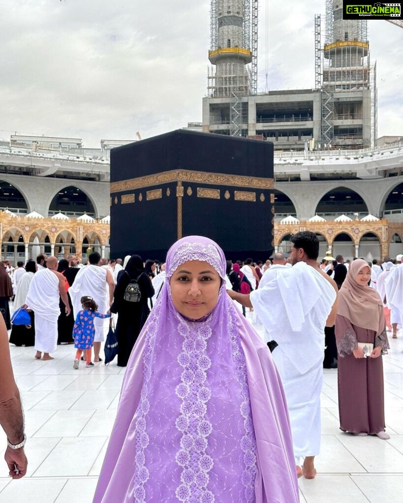 Hina Khan Instagram - I just can’t can’t can’t believe this is happening.. ok lemme tell u guys.. when I left home I decided to perform three umrah’s in one n a half day, which was practically and physically not possible.. I misjudged, Miscalculated, also I didn’t realise I should do madina first and thn Mecca to perform umrah in the holy month of Ramadan.. I did eaxctly reverse ( no complaints though) I really enjoyed my time and rozas in madina sharif.. but some where deep down I was not content, and a bit sad ki mera ek Umrah reh Gaya.. also I really wanted to perform umrah in Ramazan especially when u are so close to Mecca sharif…but I decided it’s gods will and I will achieve it next time.. shall come in the month of Ramadan next year for umrah again.. Also my flight back home was from madina and I can’t make my mom travel back and forth since she’s wheel chair bound.. but I had no inclination that god had other plans.. yet again this gods sent Farishta ( bless bless bless u, you know who u are) convinced me and we decided to go back to Mecca just for a few hours to perform umrah in Ramadan.. AB ISKO KHUDA KA BULAAWA NAA KAHUN TO KYA KAHUN.. God is great and all knowing .. pious intent and a humble will to seek can never be dismissed at house of god. And to all those people who have been judging me left right and centre under my religious posts…All I can say is, I am no saint but I truly believe in Neeyat, kindness and good karma, good deeds.. Baaki aap sab ko apne karma ka khud jawaab dena hai oopar 😇 Spread love ❤️ Teesra Umrah Mukammal 🧿 Mashallah, Jazaakallah khair Labbaik allahuma Labbaik..🤲 @alkhalidtours #UmrahWithAKT