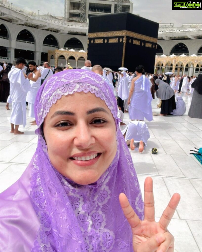 Hina Khan Instagram - I just can’t can’t can’t believe this is happening.. ok lemme tell u guys.. when I left home I decided to perform three umrah’s in one n a half day, which was practically and physically not possible.. I misjudged, Miscalculated, also I didn’t realise I should do madina first and thn Mecca to perform umrah in the holy month of Ramadan.. I did eaxctly reverse ( no complaints though) I really enjoyed my time and rozas in madina sharif.. but some where deep down I was not content, and a bit sad ki mera ek Umrah reh Gaya.. also I really wanted to perform umrah in Ramazan especially when u are so close to Mecca sharif…but I decided it’s gods will and I will achieve it next time.. shall come in the month of Ramadan next year for umrah again.. Also my flight back home was from madina and I can’t make my mom travel back and forth since she’s wheel chair bound.. but I had no inclination that god had other plans.. yet again this gods sent Farishta ( bless bless bless u, you know who u are) convinced me and we decided to go back to Mecca just for a few hours to perform umrah in Ramadan.. AB ISKO KHUDA KA BULAAWA NAA KAHUN TO KYA KAHUN.. God is great and all knowing .. pious intent and a humble will to seek can never be dismissed at house of god. And to all those people who have been judging me left right and centre under my religious posts…All I can say is, I am no saint but I truly believe in Neeyat, kindness and good karma, good deeds.. Baaki aap sab ko apne karma ka khud jawaab dena hai oopar 😇 Spread love ❤️ Teesra Umrah Mukammal 🧿 Mashallah, Jazaakallah khair Labbaik allahuma Labbaik..🤲 @alkhalidtours #UmrahWithAKT