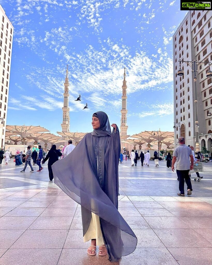 Hina Khan Instagram - Ibaadat ka rukh makka hai, Mohabbat ka rukh madina hai.. @alkhalidtours Masjid Nabwi - Al Madinah Al Munawarah