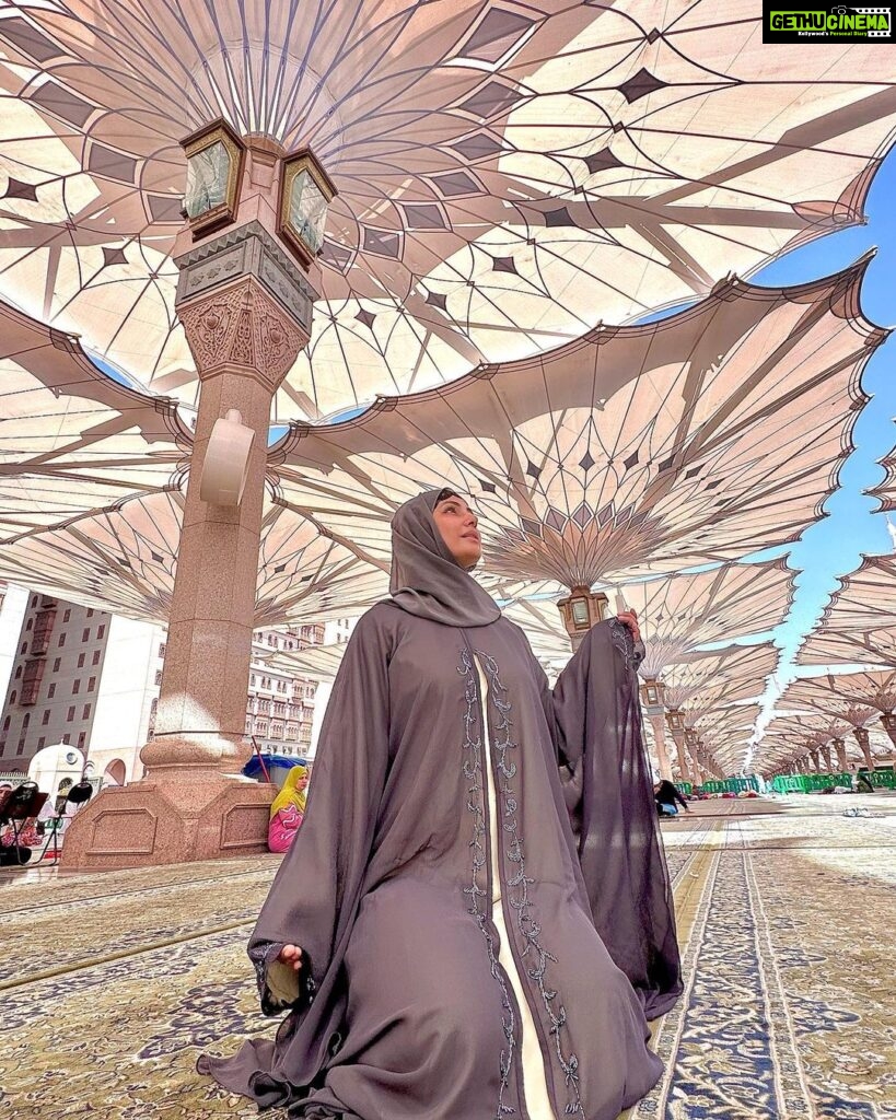 Hina Khan Instagram - Ibaadat ka rukh makka hai, Mohabbat ka rukh madina hai.. @alkhalidtours Masjid Nabwi - Al Madinah Al Munawarah