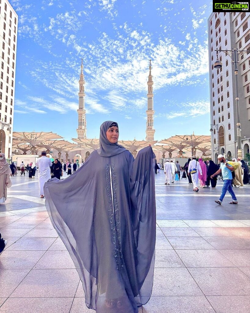 Hina Khan Instagram - Ibaadat ka rukh makka hai, Mohabbat ka rukh madina hai.. @alkhalidtours Masjid Nabwi - Al Madinah Al Munawarah