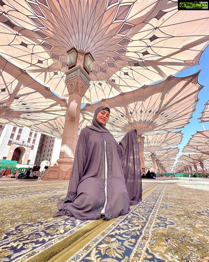 Hina Khan Instagram - Ibaadat ka rukh makka hai, Mohabbat ka rukh madina hai.. @alkhalidtours Masjid Nabwi - Al Madinah Al Munawarah