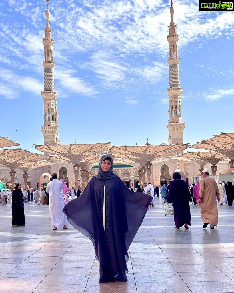 Hina Khan Instagram - Ibaadat ka rukh makka hai, Mohabbat ka rukh madina hai.. @alkhalidtours Masjid Nabwi - Al Madinah Al Munawarah