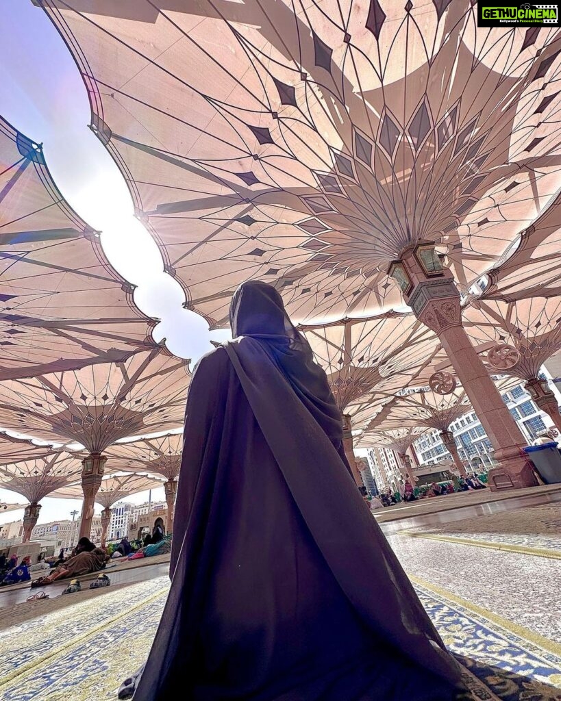 Hina Khan Instagram - Ibaadat ka rukh makka hai, Mohabbat ka rukh madina hai.. @alkhalidtours Masjid Nabwi - Al Madinah Al Munawarah