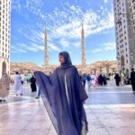 Hina Khan Instagram - Ibaadat ka rukh makka hai, Mohabbat ka rukh madina hai.. @alkhalidtours Masjid Nabwi - Al Madinah Al Munawarah