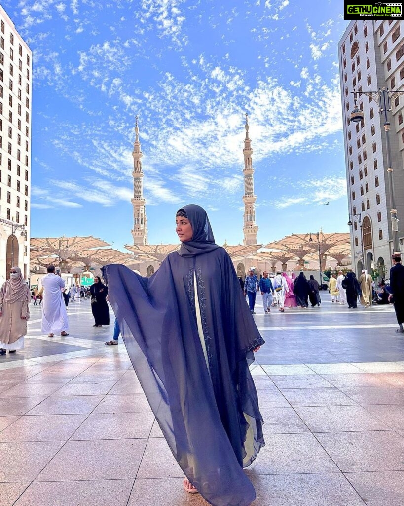 Hina Khan Instagram - Ibaadat ka rukh makka hai, Mohabbat ka rukh madina hai.. @alkhalidtours Masjid Nabwi - Al Madinah Al Munawarah