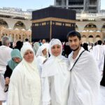 Hina Khan Instagram - Doosra umrah mukammal.. Mashallah Jazaakallah.. May Allah accept our umrah and dua.. Thank you Allah for making it easy for us all.. Thank you @alkhalidtours To help us take this sacred journey to umrah.. 🧿🧿🧿
