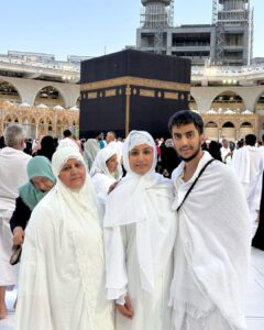 Hina Khan Instagram - Doosra umrah mukammal..
Mashallah Jazaakallah.. 
May Allah accept our umrah and dua.. Thank you Allah for making it easy for us all.. 
Thank you @alkhalidtours 
To help us take this sacred journey to umrah.. 🧿🧿🧿