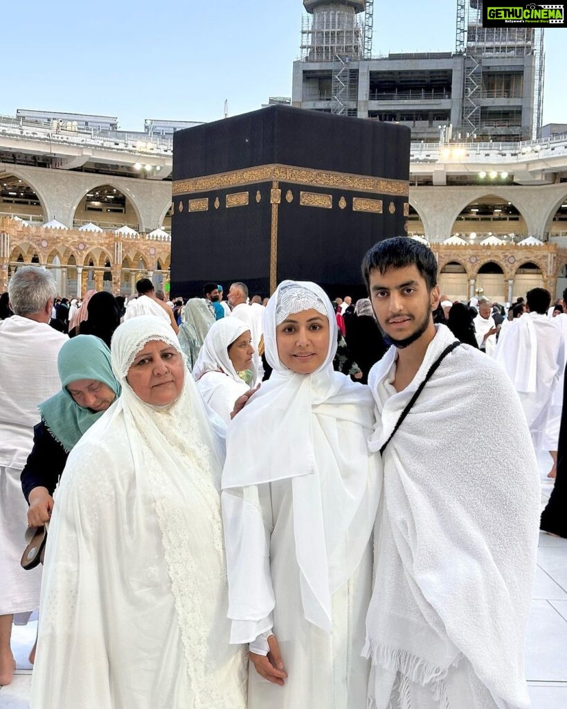 Hina Khan Instagram - Doosra umrah mukammal.. Mashallah Jazaakallah.. May Allah accept our umrah and dua.. Thank you Allah for making it easy for us all.. Thank you @alkhalidtours To help us take this sacred journey to umrah.. 🧿🧿🧿