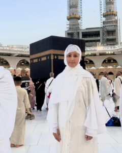 Hina Khan Instagram - Doosra umrah mukammal..
Mashallah Jazaakallah.. 
May Allah accept our umrah and dua.. Thank you Allah for making it easy for us all.. 
Thank you @alkhalidtours 
To help us take this sacred journey to umrah.. 🧿🧿🧿