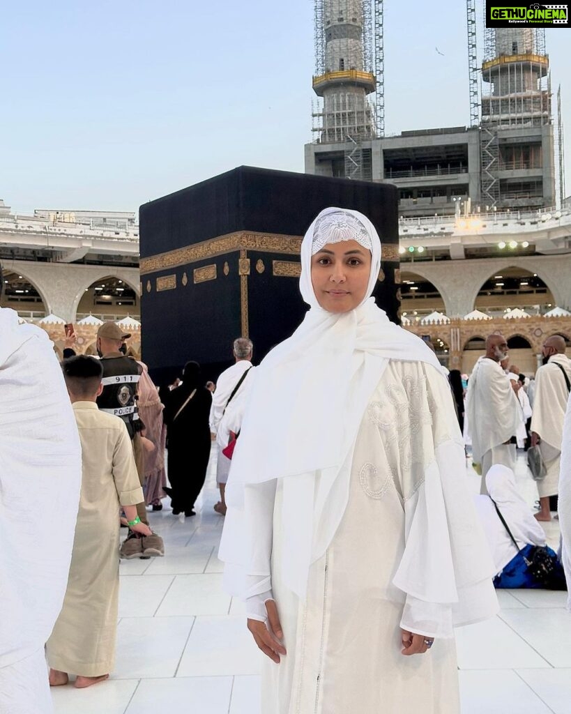 Hina Khan Instagram - Doosra umrah mukammal.. Mashallah Jazaakallah.. May Allah accept our umrah and dua.. Thank you Allah for making it easy for us all.. Thank you @alkhalidtours To help us take this sacred journey to umrah.. 🧿🧿🧿