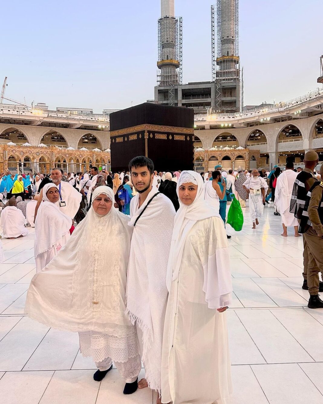 Hina Khan Instagram - Doosra umrah mukammal.. Mashallah Jazaakallah.. May Allah accept our umrah and dua.. Thank you Allah for making it easy for us all.. Thank you @alkhalidtours To help us take this sacred journey to umrah.. 🧿🧿🧿