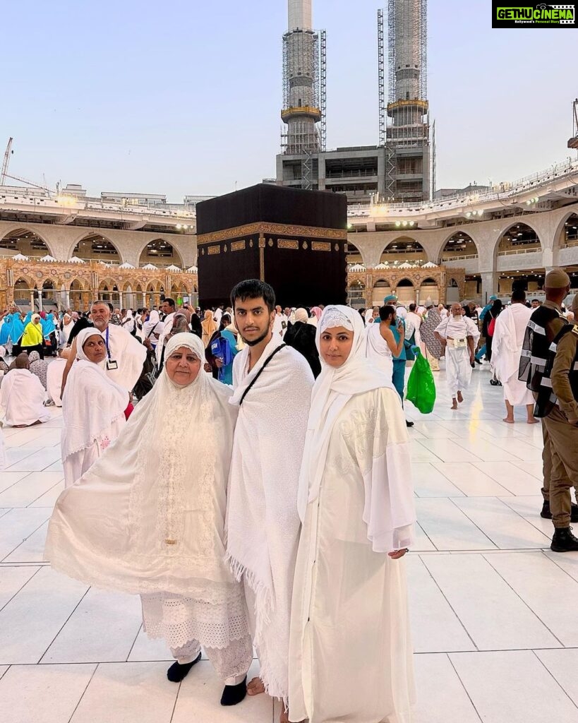 Hina Khan Instagram - Doosra umrah mukammal.. Mashallah Jazaakallah.. May Allah accept our umrah and dua.. Thank you Allah for making it easy for us all.. Thank you @alkhalidtours To help us take this sacred journey to umrah.. 🧿🧿🧿