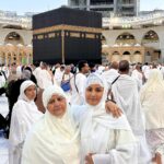 Hina Khan Instagram - Doosra umrah mukammal.. Mashallah Jazaakallah.. May Allah accept our umrah and dua.. Thank you Allah for making it easy for us all.. Thank you @alkhalidtours To help us take this sacred journey to umrah.. 🧿🧿🧿
