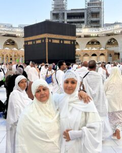 Hina Khan Instagram - Doosra umrah mukammal..
Mashallah Jazaakallah.. 
May Allah accept our umrah and dua.. Thank you Allah for making it easy for us all.. 
Thank you @alkhalidtours 
To help us take this sacred journey to umrah.. 🧿🧿🧿