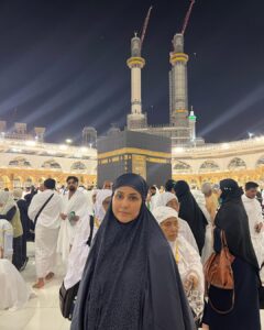 Hina Khan Instagram - Doosra umrah mukammal..
Mashallah Jazaakallah.. 
May Allah accept our umrah and dua.. Thank you Allah for making it easy for us all.. 
Thank you @alkhalidtours 
To help us take this sacred journey to umrah.. 🧿🧿🧿
