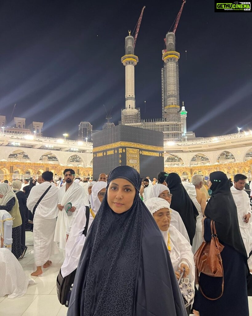 Hina Khan Instagram - Doosra umrah mukammal.. Mashallah Jazaakallah.. May Allah accept our umrah and dua.. Thank you Allah for making it easy for us all.. Thank you @alkhalidtours To help us take this sacred journey to umrah.. 🧿🧿🧿