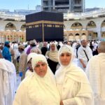 Hina Khan Instagram - Doosra umrah mukammal.. Mashallah Jazaakallah.. May Allah accept our umrah and dua.. Thank you Allah for making it easy for us all.. Thank you @alkhalidtours To help us take this sacred journey to umrah.. 🧿🧿🧿