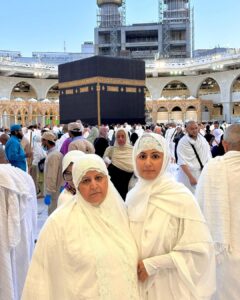 Hina Khan Instagram - Doosra umrah mukammal..
Mashallah Jazaakallah.. 
May Allah accept our umrah and dua.. Thank you Allah for making it easy for us all.. 
Thank you @alkhalidtours 
To help us take this sacred journey to umrah.. 🧿🧿🧿