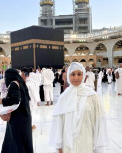 Hina Khan Instagram - Doosra umrah mukammal..
Mashallah Jazaakallah.. 
May Allah accept our umrah and dua.. Thank you Allah for making it easy for us all.. 
Thank you @alkhalidtours 
To help us take this sacred journey to umrah.. 🧿🧿🧿